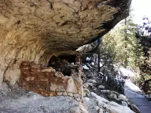 Walnut Canyon cave dwellings