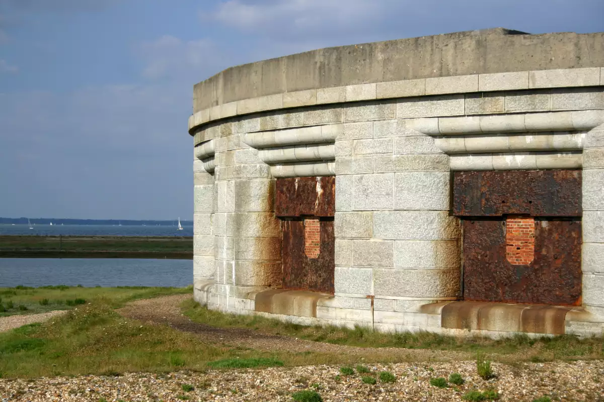 Hurst Castle Travelinos Com   Hurst Castle.webp