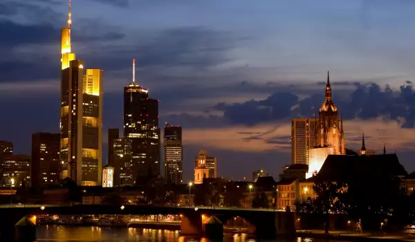 Frankfurt and Main river at night