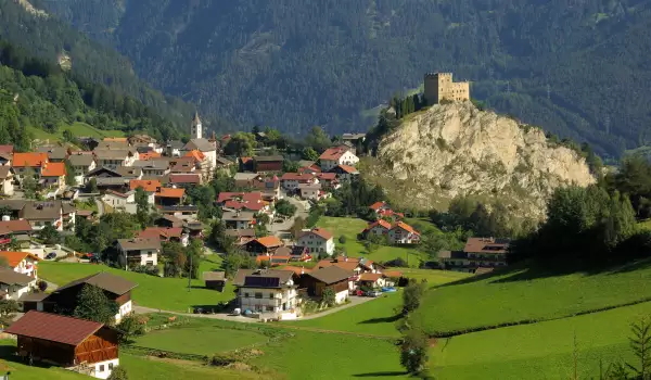 Laudegg Castle in Ladis